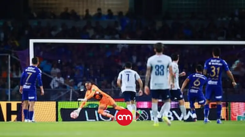Pumas y Navas le empatan a Cruz Azul en vibrante juego