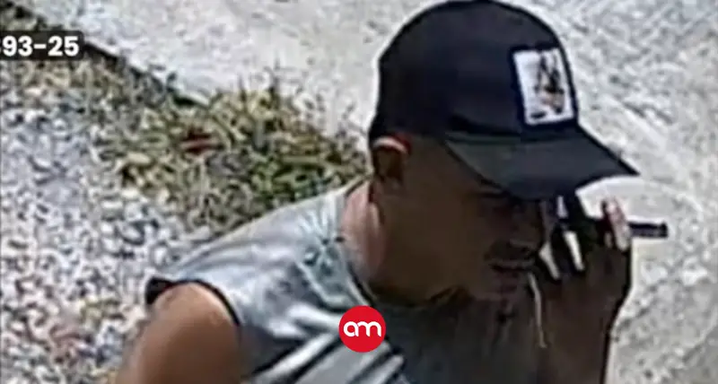 (Video) Hombre va a supermercado, aprovechó que había un carro abierto y roba múltiples pertenencias