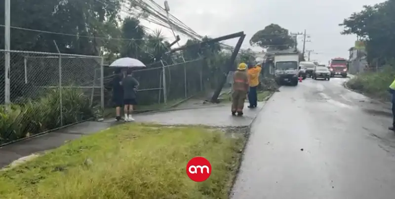 (Video) Fuertes vientos de esta tarde causaron estragos en Heredia: Postes partidos, árboles derribados y rótulos caídos