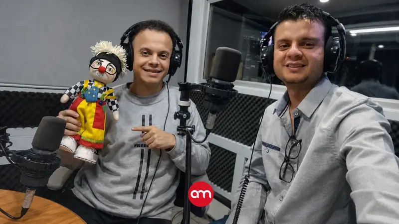 Dos hermanos cumplen su sueño frente a los micrófonos y abren espacio al talento nacional