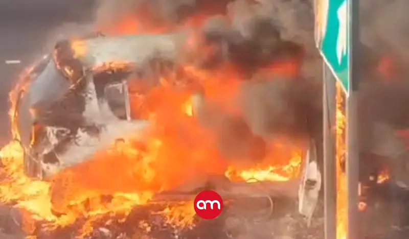(Video) Fuego consume carro en la ruta 27