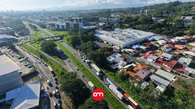 Hombre muere tras caer a autopista Florencio del Castillo desde un puente
