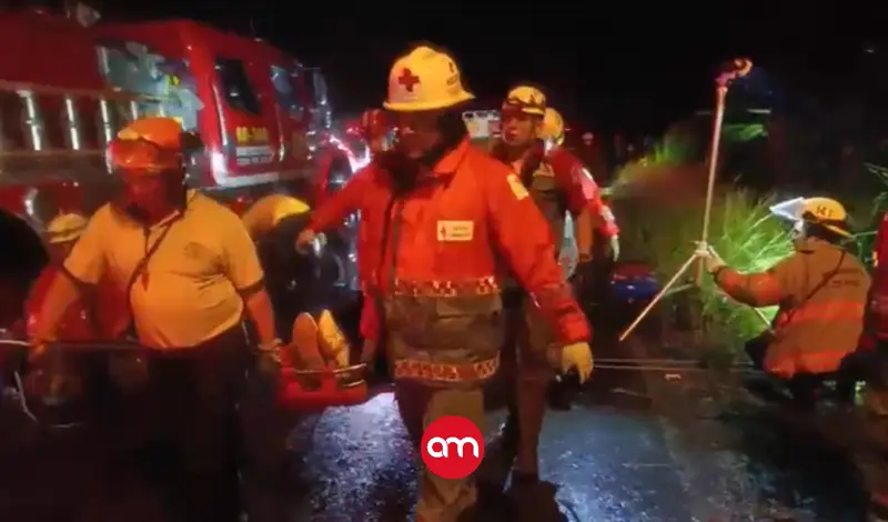 ¡Drama en el precipicio! Rescatan a tres de las seis personas que cayeron a un guindo de 150 metros de profundidad