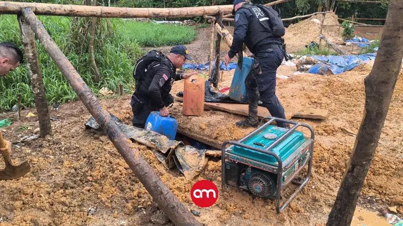 ¡Golpe bajo tierra! Vea la bodega clandestina que descubrió la policía repleta de cianuro y equipos para minería ilegal