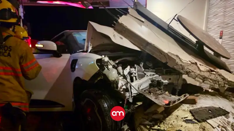 ¡Hasta el corazón casi se les para! Carro se estrella contra habitación de motel y destapa escena de lujuria