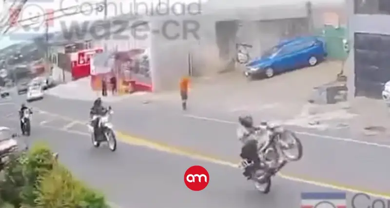 (Video) Motociclista jugaba de acróbata en plena carretera sin darse cuenta que tenía atrás a la policía