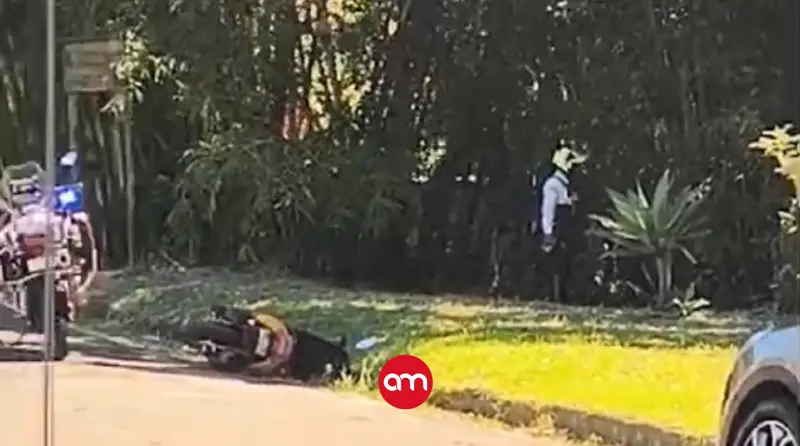 (Video) Hombre huía de la policía en moto, se volcó y cayó a río; escape lo dejó con una fractura expuesta