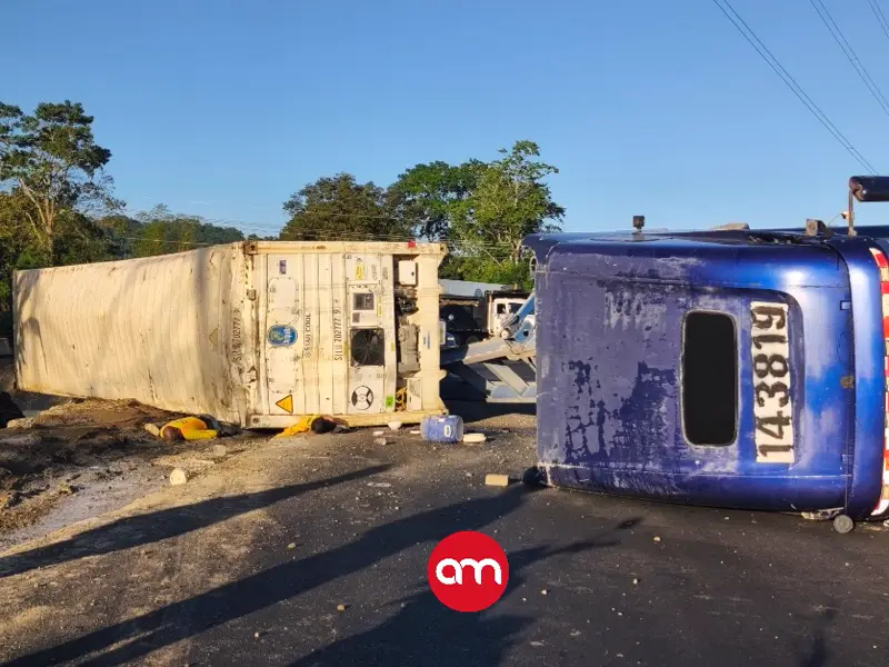 Tragedia en Limón: tráiler vuelca, arrolla peatones y deja dos muertos en la Ruta 32