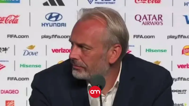 (Video) El desgarrador momento en que el entrenador de Congo se entera de la muerte de su padre en conferencia de prensa