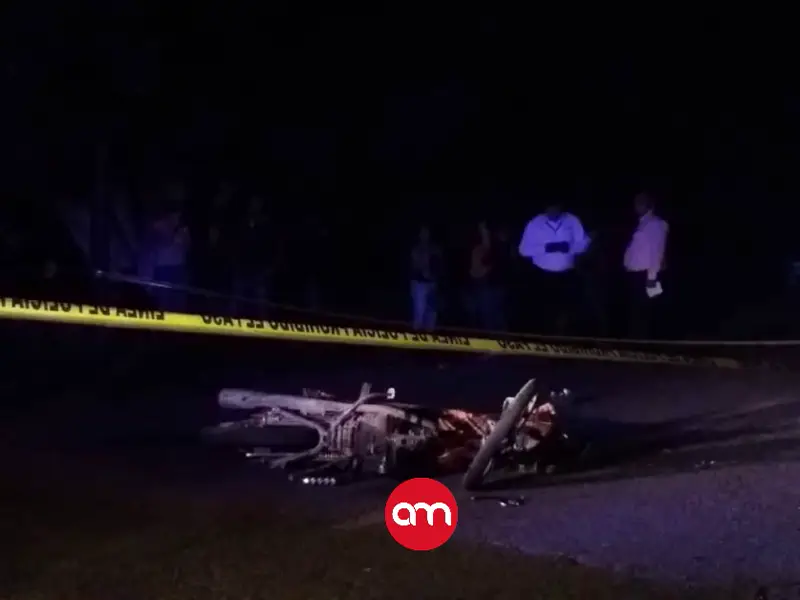 Choque frontal contra un poste deja dos motociclistas sin vida