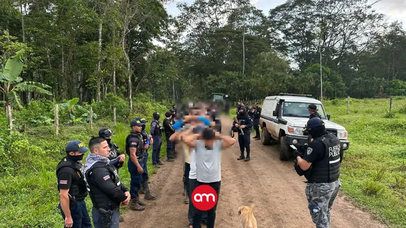 Policías toman cuarterías clandestinas en Crucitas y capturan a 30 migrantes irregulares
