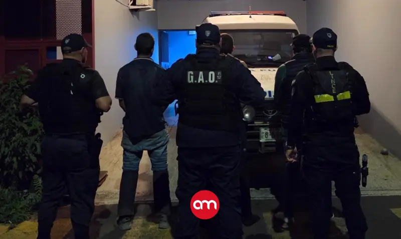Hombres con amplio expediente criminal detenidos por la policía con paquete de marihuana
