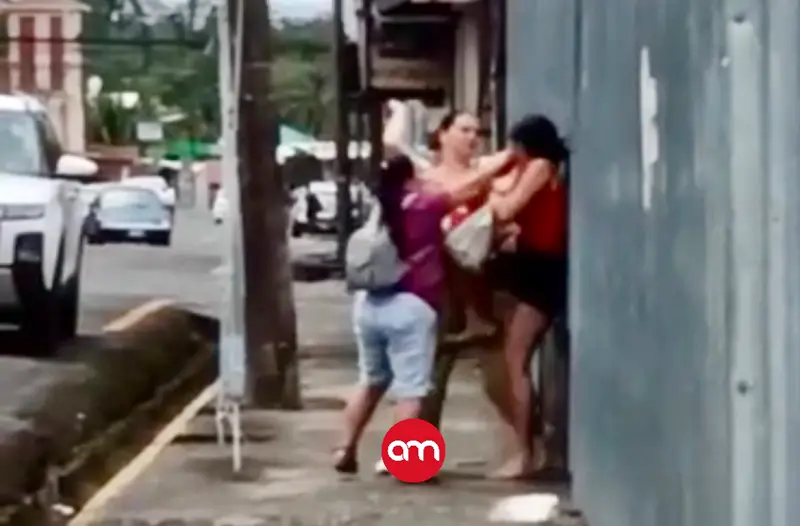 (VIDEO) ”Con mi hija no se meta”: discusión entre mujeres termina a golpes en plena calle