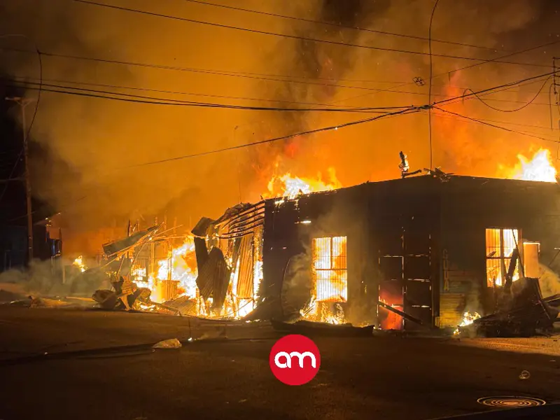 Fuego arrasa cuatro estructuras en el centro de Puntarenas