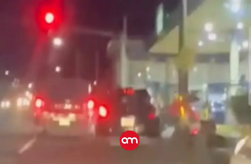 Salvajada en Cartago: video revela cómo chofer se monta en la acera, atropella a dos personas y huye