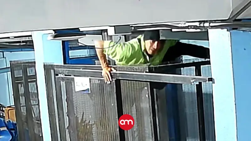 ¡Quedó grabado! Ladrón entra por el techo de escuela en Alajuela y huye con una pantalla