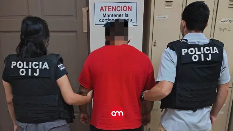 Hombre detenido por robar de una patrulla las placas que un tráfico le había decomisado