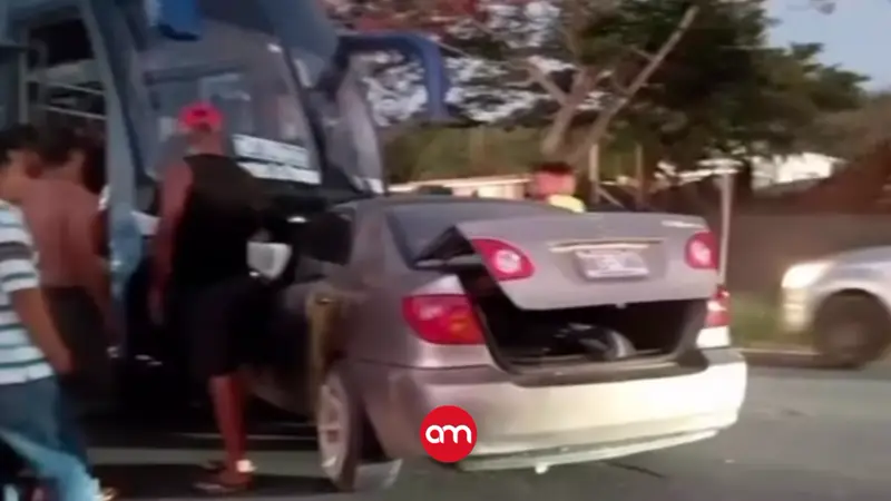 Pareja muere tras violento choque frontal entre bus y automóvil