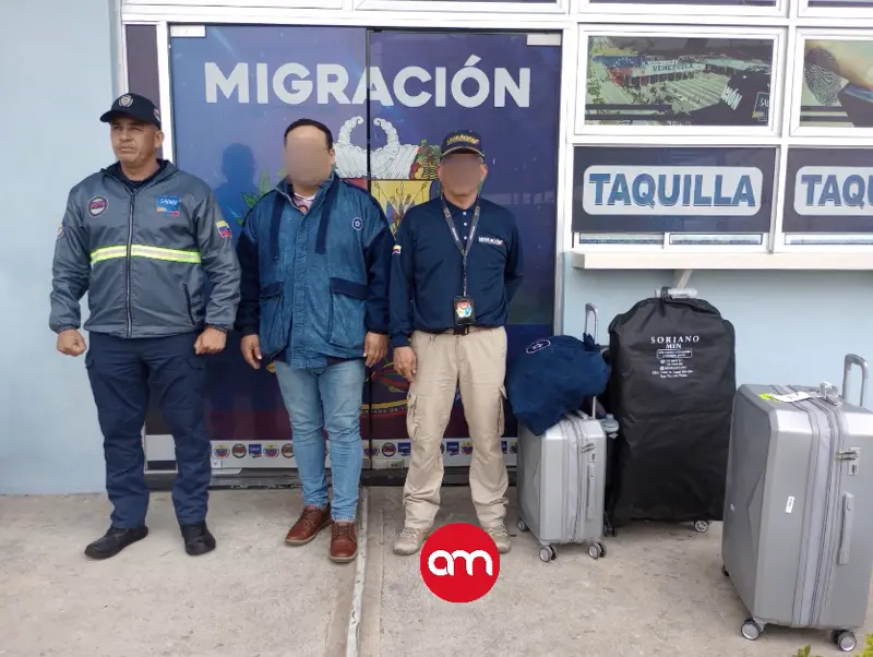 Gran imitador de Gilberto Santa Rosa deportado por falsificar sellos migratorios
