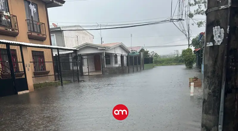 Una escuela evacuada, casas inundadas, y un derrumbe: Las emergencias de esta tarde por fuertes lluvias en Cartago