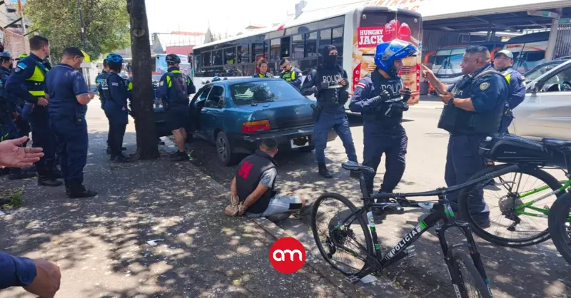 Mujer dispara contra hombre en el centro de San José y huye en carro: El chofer fue detenido y ella está en fuga