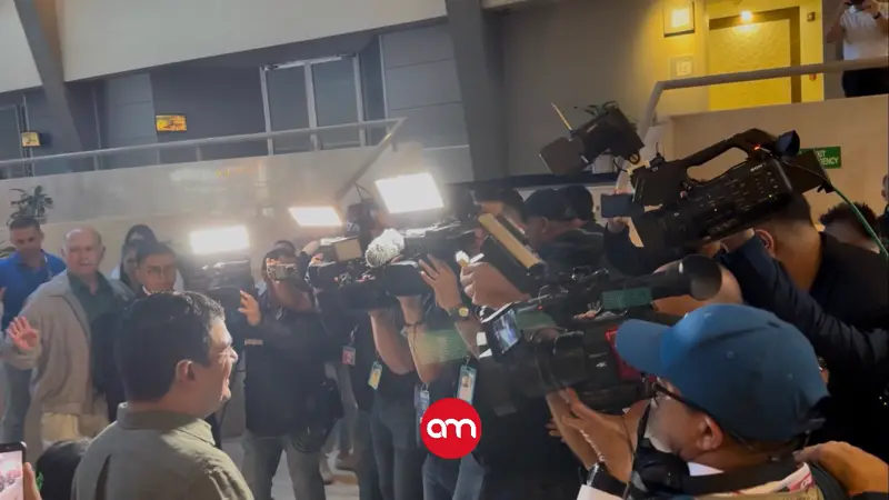 Rodeado de familia, cámaras y periodistas, así inicia su día Álvaro Ramos
