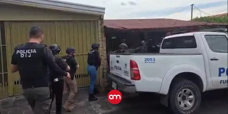 Policías sorprenden a dos hombres almacenando cargamento de drogas en una casa en Alajuela