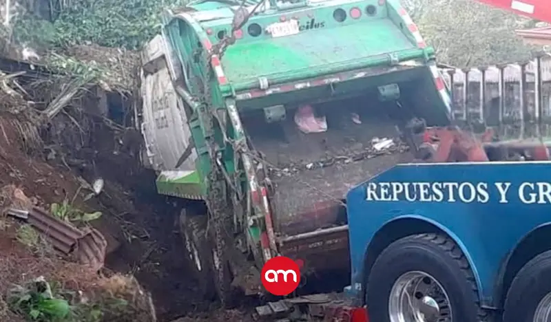 Tragedia bajo toneladas de basura: vuelco de camión cobra una vida
