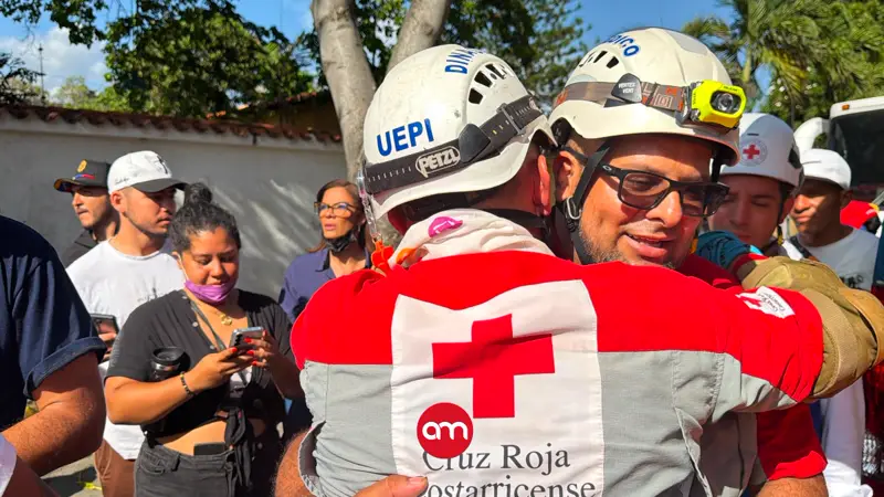 ¡Milagro entre los escombros! Cruzrojistas ticos rescatan con vida a hombre tras 114 horas atrapado en Venezuela