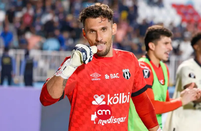 "Le da 3000 vueltas": Influencer enciende la polémica y pone a Ortega por encima de Muslera