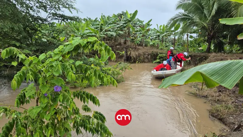 Equipos de rescate de Cruz Roja evacuan familias atrapadas por inundaciones en Limón