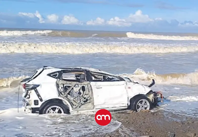 Misterio en la playa: hallan vehículo destruido en el mar y no hay rastro de los ocupantes