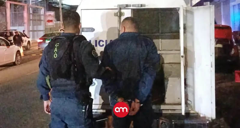 Dos hombres detenidos en Heredia por maltrato animal: Policía los sorprendió con dos galos de pelea heridos