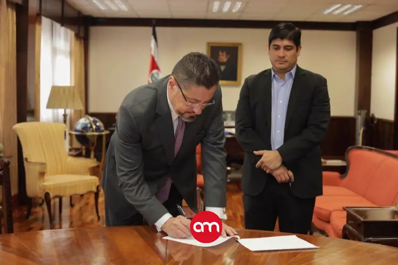 Carlos Alvarado estalla y llama “gran mentiroso” a Rodrigo Chaves: “Fue un error traerlo al país”