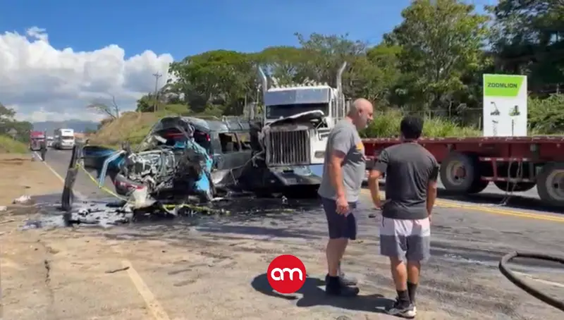 Choque entre buseta y tráiler deja un fallecido y una niña herida de gravedad