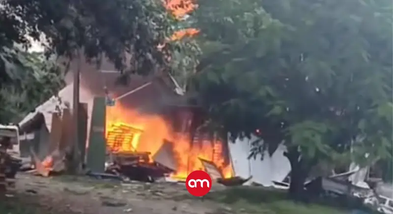 (Video) Voraz y enorme incendio consume fábrica de tarimas: Bomberos reportan explosiones y gran afectación