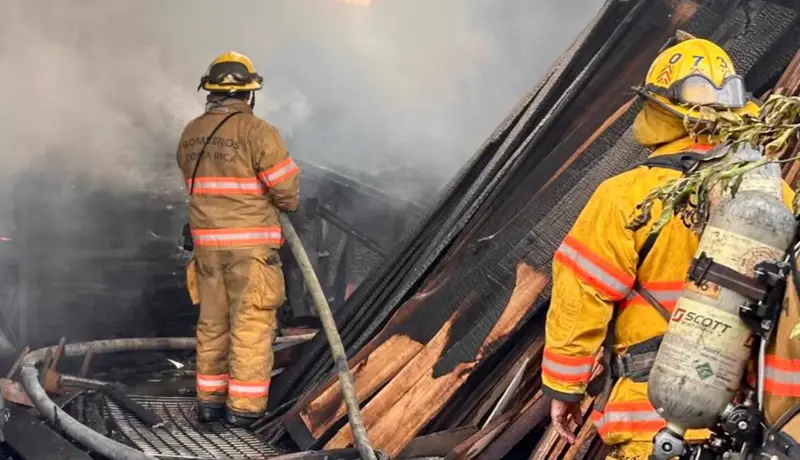 ¡Lamentable! Incendio en Heredia deja una persona fallecida