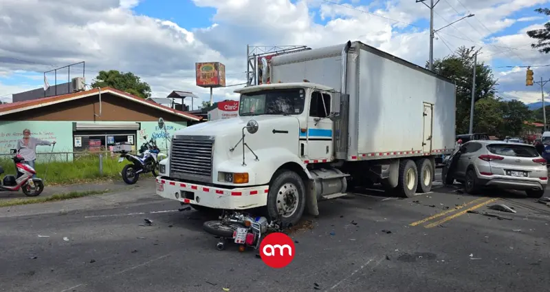 Dos motos, un camión, un pick up y un automóvil: Cámara capta impresionante choque múltiple que dejó seis heridos