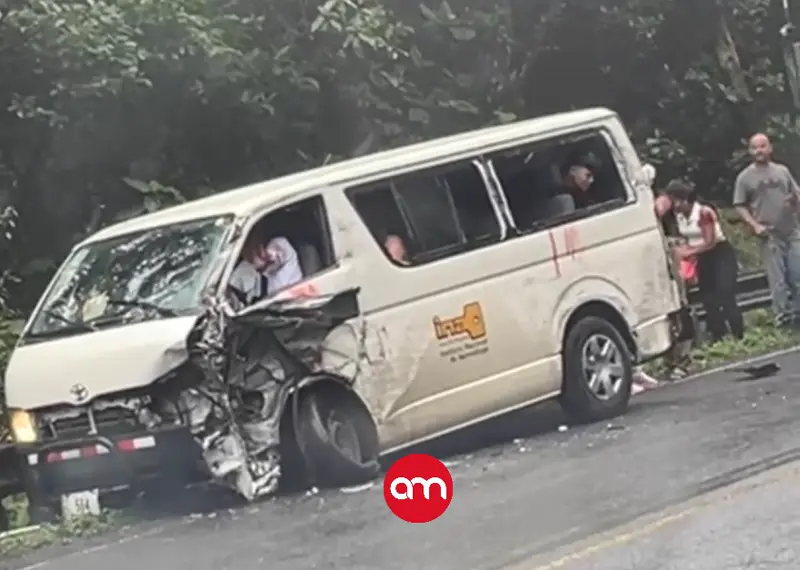 Accidente entre buseta y camión deja 16 heridos en la Ruta 32, tres en condición crítica