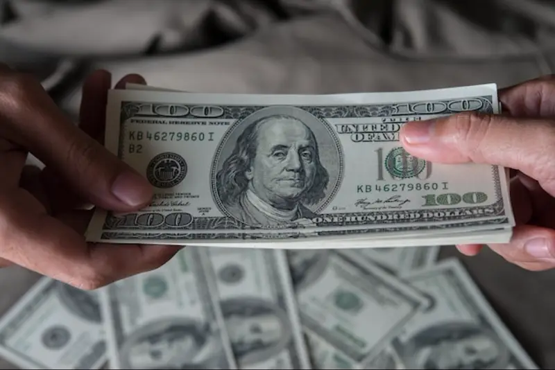 Dólar se desploma y obliga al Banco Central a salir otra vez al rescate del mercado cambiario