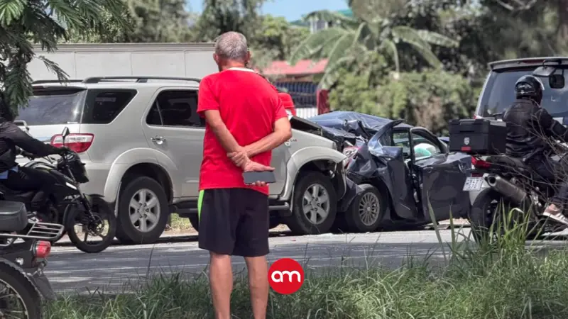¡Milagro en la Florencio del Castillo! Vea cómo este carro quedó convertido en un acordeón… y su conductora sobrevivió