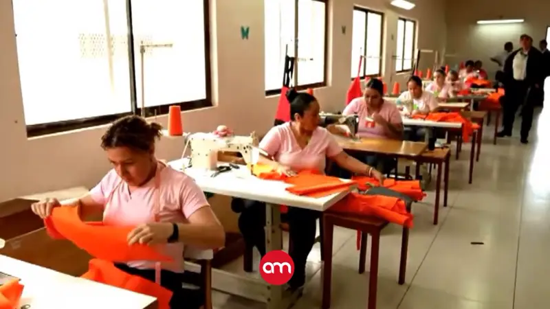 Uniformes para los reos más peligrosos ya son fabricados por privadas de libertad