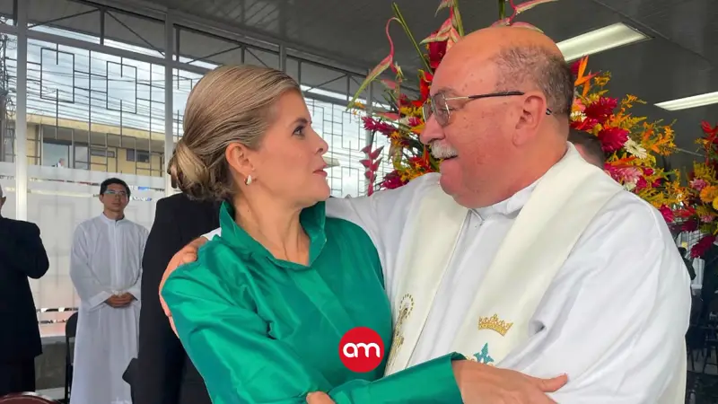 Sacerdote pensó que era una confusión… hasta que descubrió por qué Laura Fernández quería saludarlo