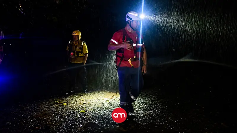 ¡Desapareció en segundos! Adulto mayor fue arrastrado por violenta cabeza de agua al intentar cruzar un río