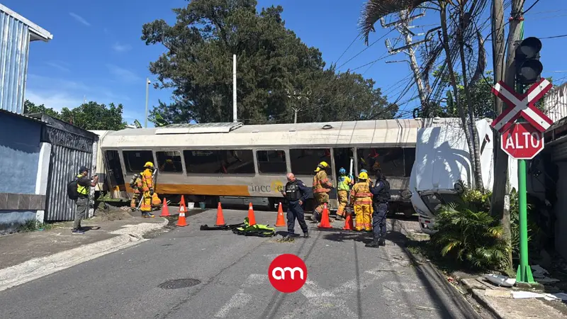 Violento choque entre un tráiler y el tren en Tibás: Hay multiples personas heridas