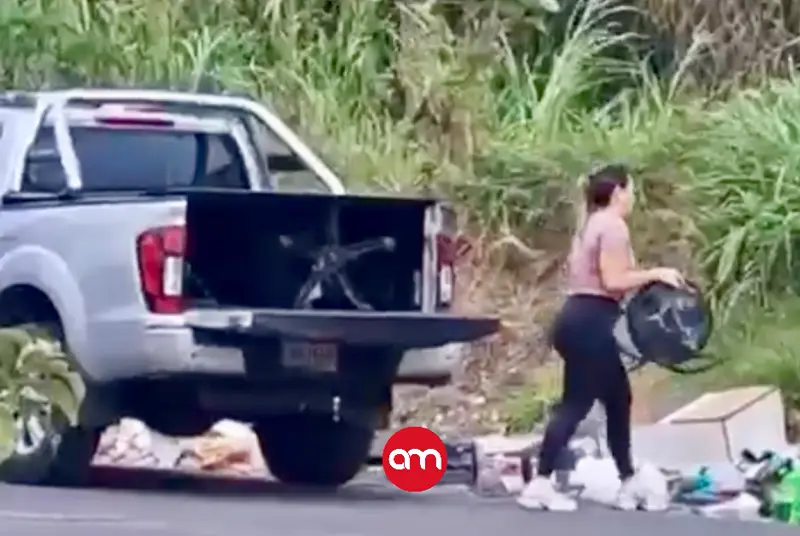 ¡Qué vergüenza! Muni de Cartago “quema” a una mujer tirando basura de un pickup