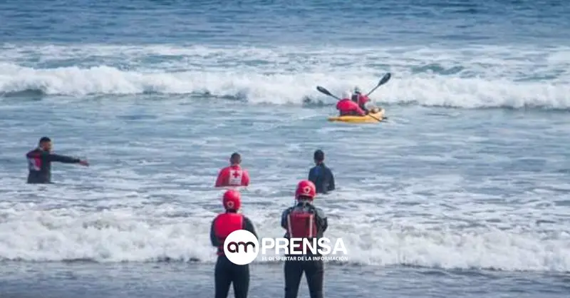 Vacaciones terminan en tragedia: turista muere al intentar salvar a familiar arrastrado por el mar