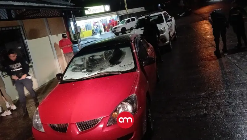Taxista se lanzó del carro tras asalto y corrió a pedir ayuda: policías recuperaron vehículo y capturaron a ladrones