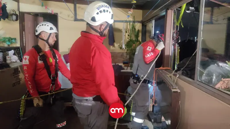 Adulto mayor y hombre de 55 años graves tras caída de ascensor desde un tercer piso