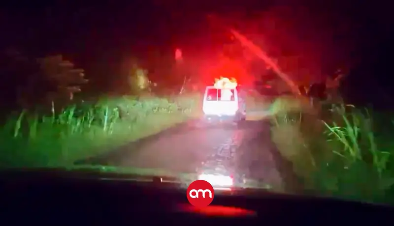 ¡Qué susto! Autobús con estudiantes queda atrapado entre derrumbes en Tilarán